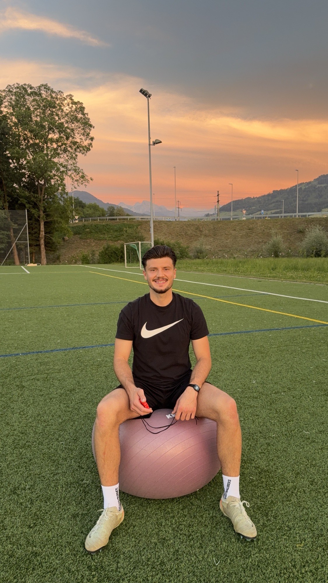 Enes Bahadir Yesilcayir auf dem Platz bei Sonnenuntergang