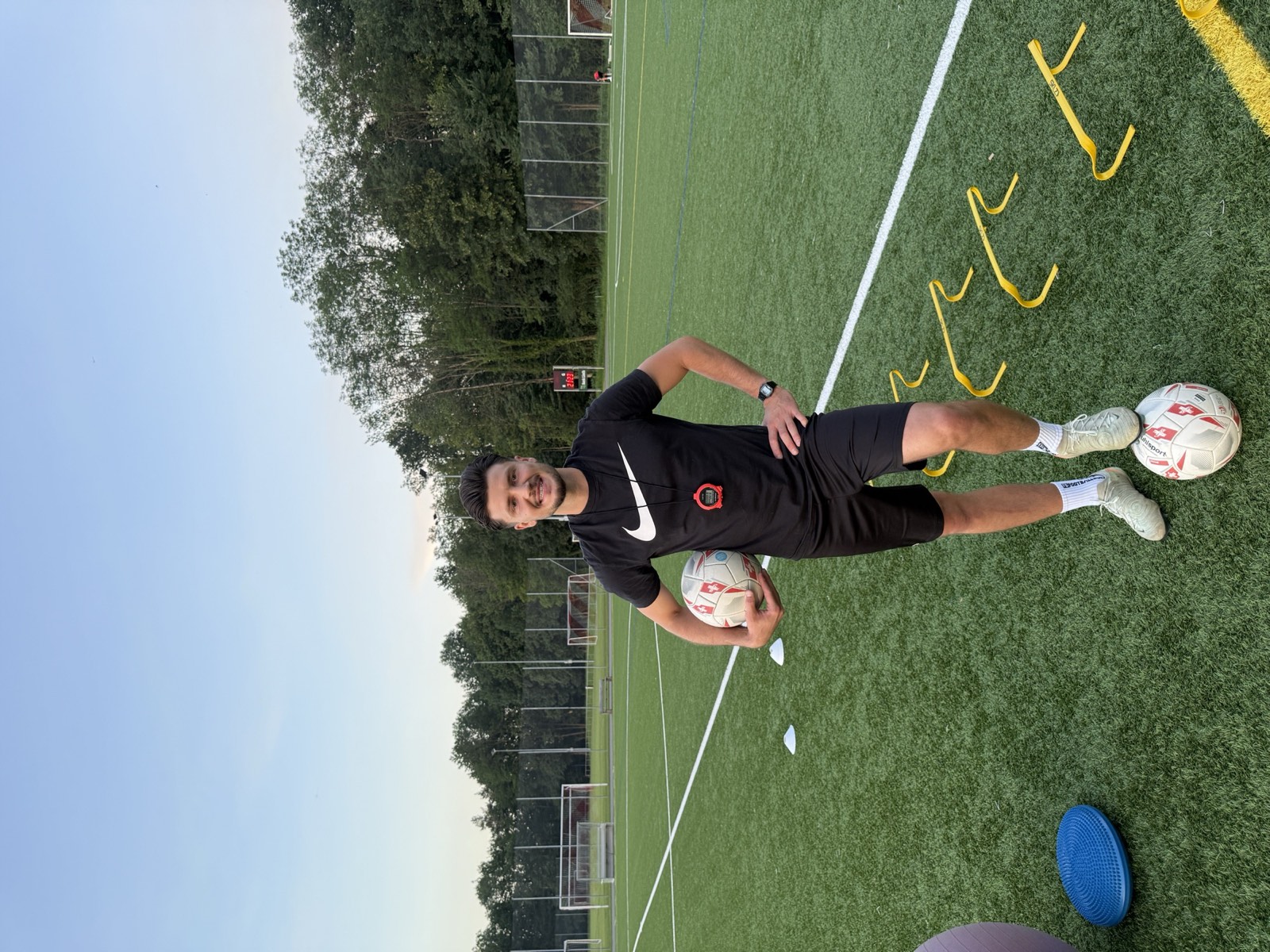 Enes Bahadir Yesilcayir auf dem Trainingsplatz mit Ball und Stoppuhr